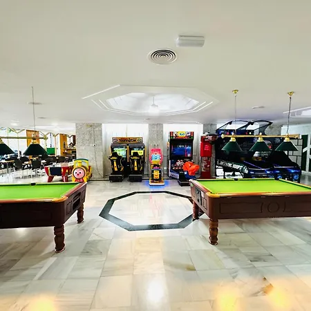 Exclusive In Benalbeach דירה